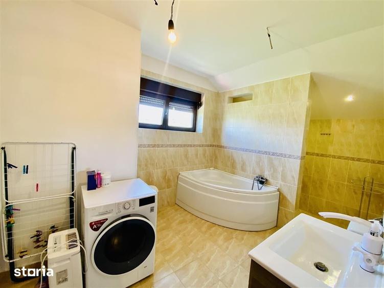 Casă cu 5 camere cu Teren 372 Mp în Roșia