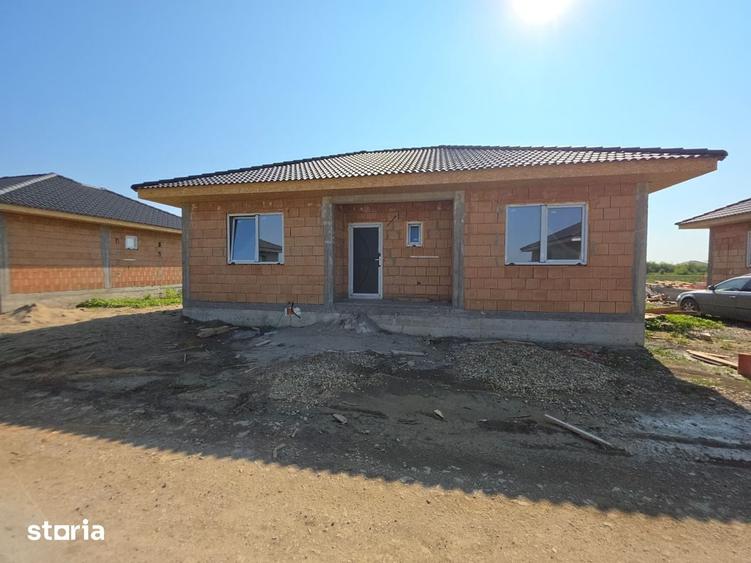 Casă cu 4 camere cu Teren 1200 Mp în Păulești