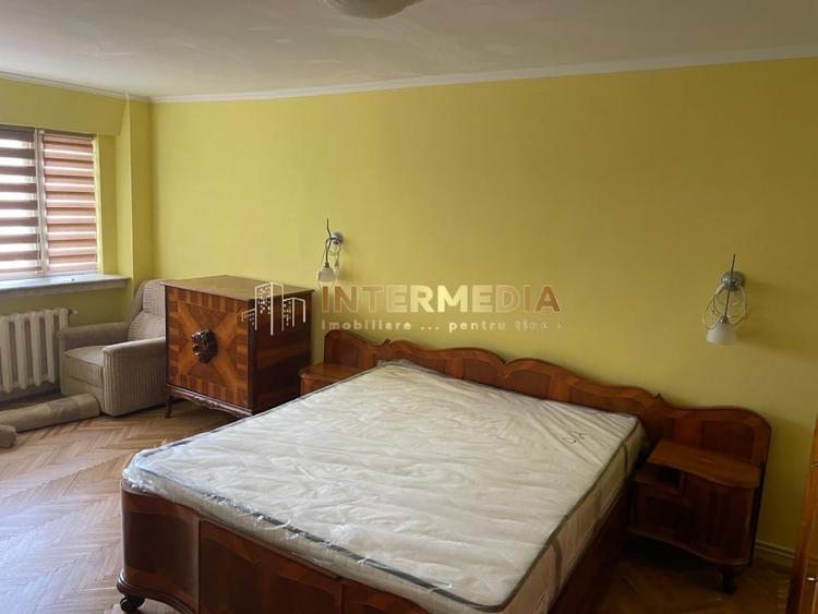 Apartament cu 4 camere decomandat în Cetate