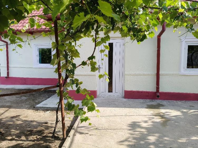Casă cu 3 camere cu Teren 1200 Mp în Corbu
