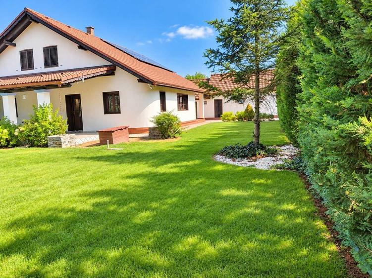 Casă cu 4 camere cu Teren 800 Mp în Sânmihaiu Român