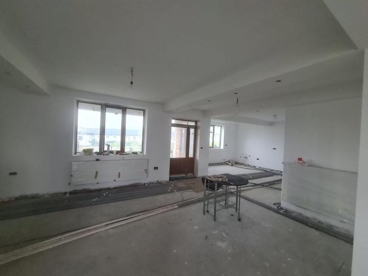Casă cu 4 camere decomandat în Central