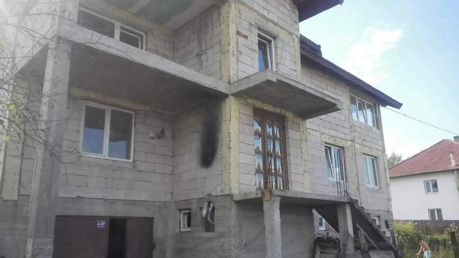 Casă cu 9 camere cu Teren 500 Mp în Vulcan
