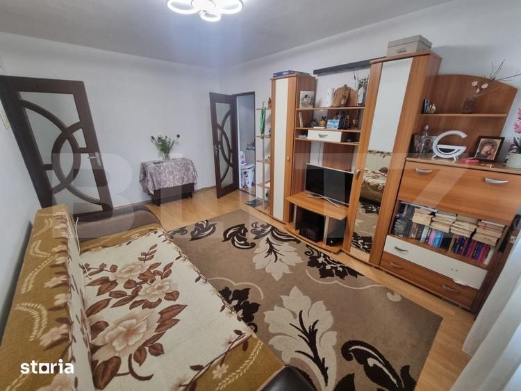 Apartament cu 3 camere semidecomandat, mobilat în Craiovița Nouă