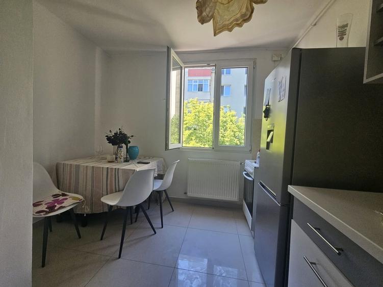 Apartament cu 4 camere decomandat în Berceni