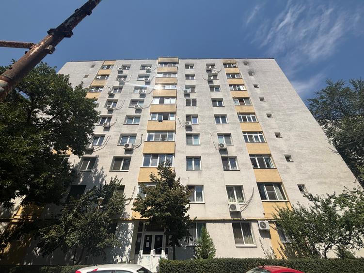 Apartament cu 4 camere decomandat în Iancului