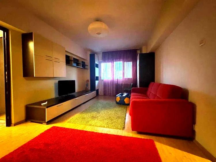 Apartament cu 3 camere semidecomandat, mobilat în Tineretului