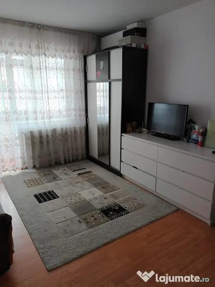 Apartament cu 2 camere semidecomandat în 9 Mai