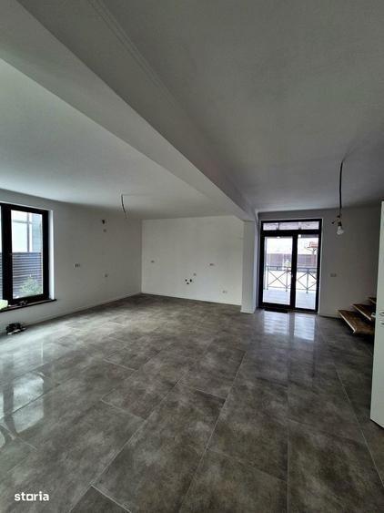 Casă cu 4 camere cu Garaj în Sânpetru