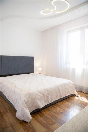 Casă individuală cu 8 camere cu Teren 555 Mp în Lazu