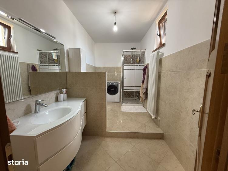 Casă cu 4 camere în Central