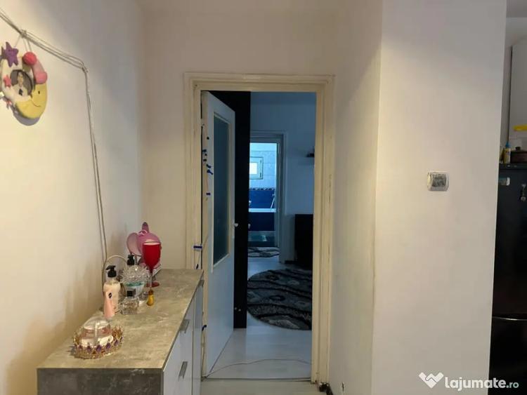 Apartament cu 3 camere semidecomandat, mobilat în Calea București