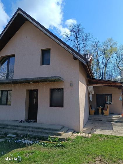 Casă cu 4 camere cu Teren 2500 Mp în Central