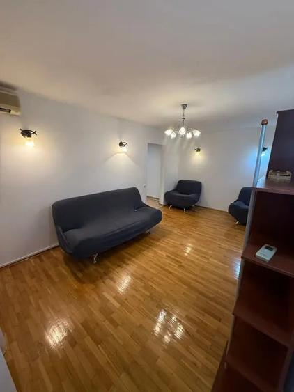 Apartament cu 3 camere semidecomandat în Central