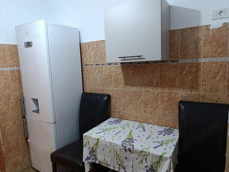 Apartament cu 3 camere semidecomandat în Independenței