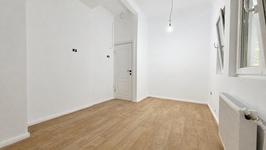 Apartament cu 5 camere decomandat în P-ța Victoriei