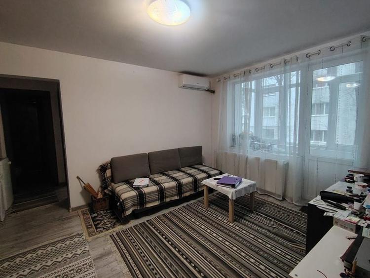 Apartament cu 3 camere semidecomandat, mobilat în Nord
