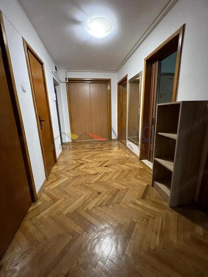 Apartament cu 4 camere decomandat în Cornișa