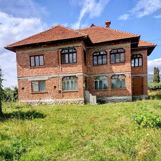 Casă cu 4 camere în Polovragi