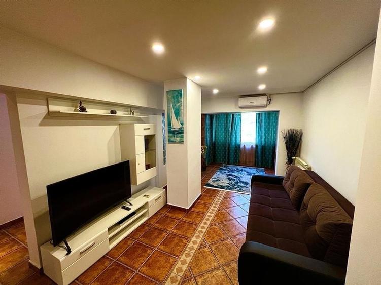 Apartament cu 3 camere decomandat în Exterior Vest