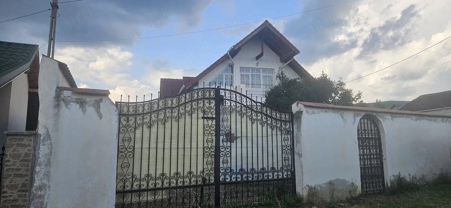 Casă cu 5 camere cu Teren 3000 Mp în Exterior Vest