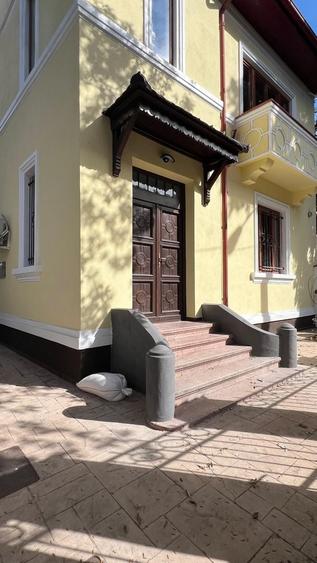 Casă individuală cu 10 camere cu Canalizare în Cotroceni