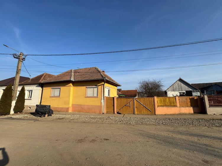 Casă cu 3 camere în Sâncel