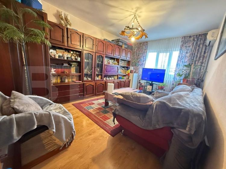 Apartament 2 camere, decomandat, zona Mall - 1