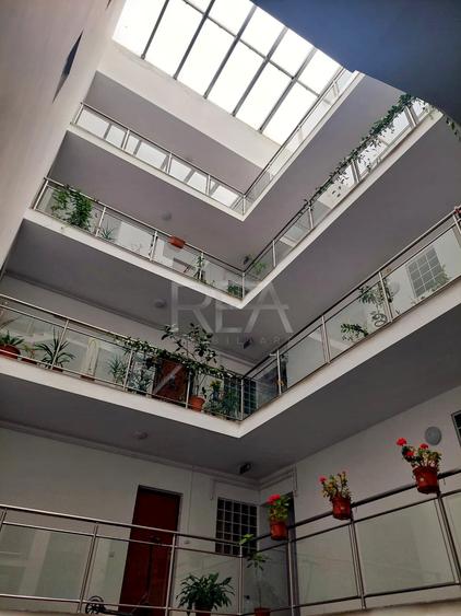 Apartament cu 3 camere semidecomandat, mobilat în Metalurgiei