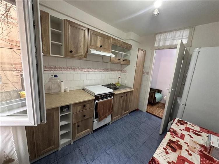 Apartament cu 3 camere semidecomandat în Lipovei