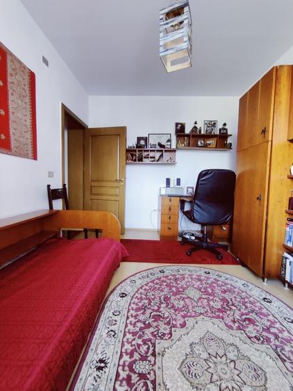 Casă individuală cu 7 camere cu Canalizare în Ghiroda