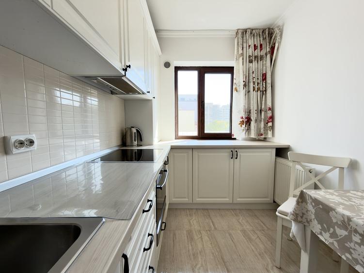 Apartament cu 3 camere semidecomandat, mobilat în Lacul Tei