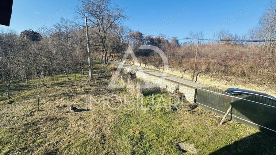 Casă cu 4 camere în Runcu