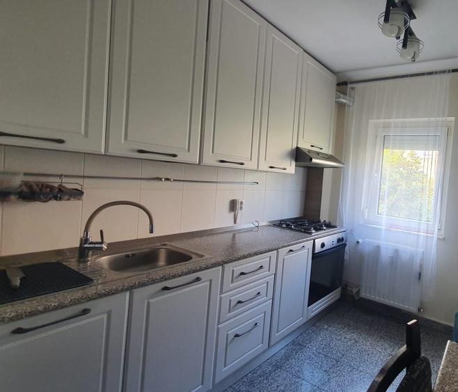 Apartament cu 3 camere semidecomandat în Micălaca