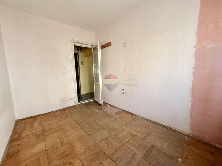 Apartament cu 3 camere semidecomandat în Aurel Vlaicu