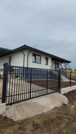 Casă cu 2 camere cu Teren 650 Mp în Chicerea