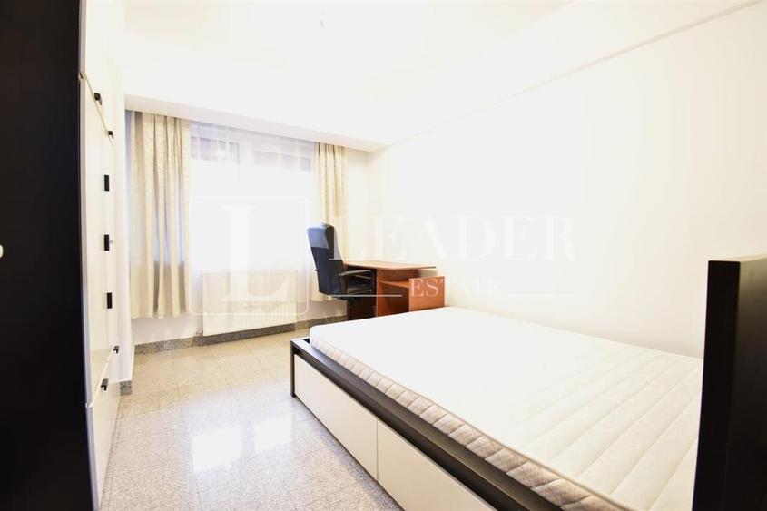 Apartament cu 4 camere semidecomandat în Aviatorilor