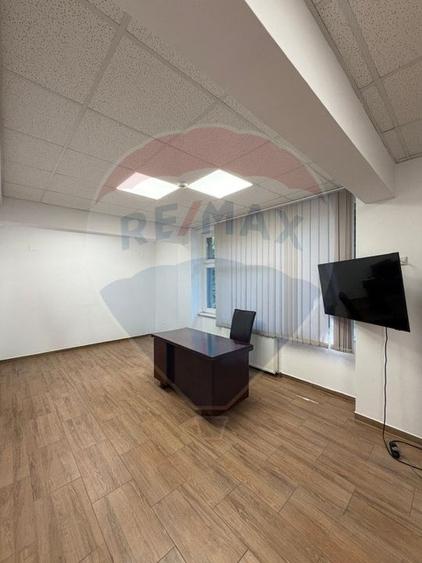 Birou, de 1,440 mp, în Central