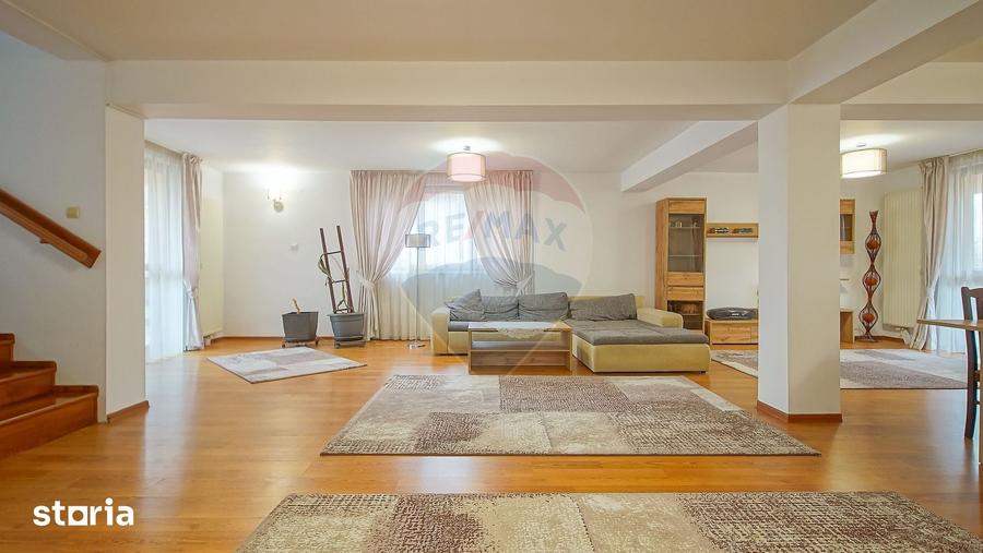 Casă cu 7 camere decomandat cu Teren 1167 Mp în Tractorul