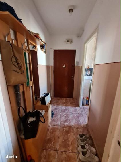 Apartament cu 3 camere semidecomandat în Astra
