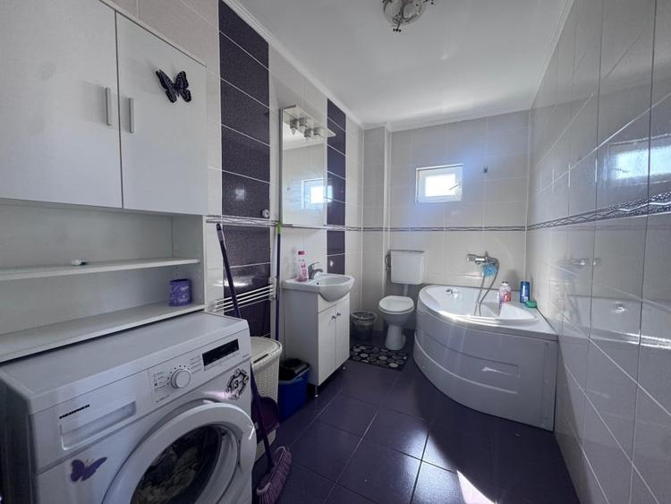 Apartament cu 3 camere decomandat, mobilat în Poarta 6