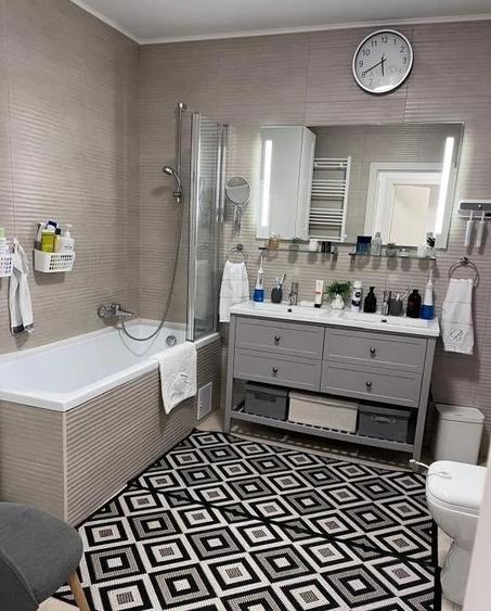 Apartament cu 4 camere decomandat în Noua