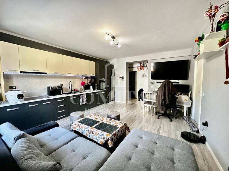 Apartament cu 3 camere semidecomandat, mobilat în Florești