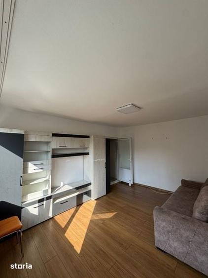 Apartament cu 3 camere semidecomandat în Central