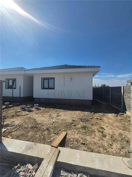 Duplex cu 4 camere cu Canalizare în Moșnița Nouă
