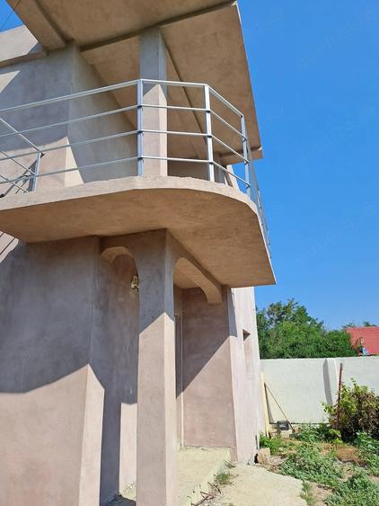 Casă cu 6 camere cu Teren 5600 Mp în Potlogi