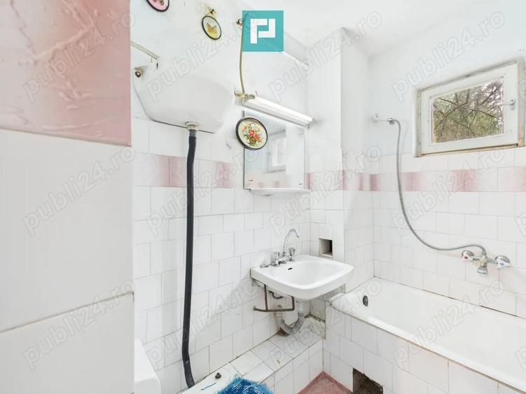 Casă cu Teren 8163 Mp în Roșia