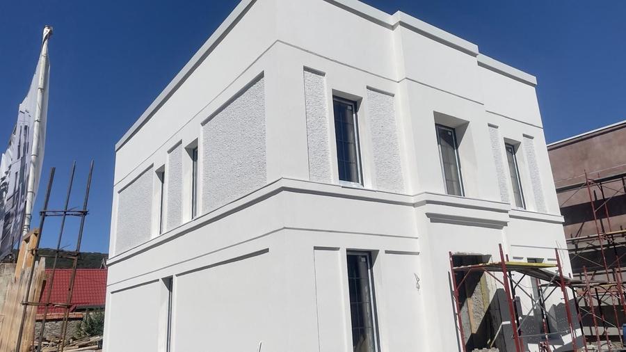 Casă individuală cu 4 camere cu Canalizare în Central