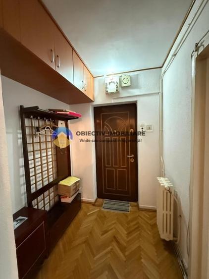 Apartament cu 3 camere semidecomandat, mobilat în Central