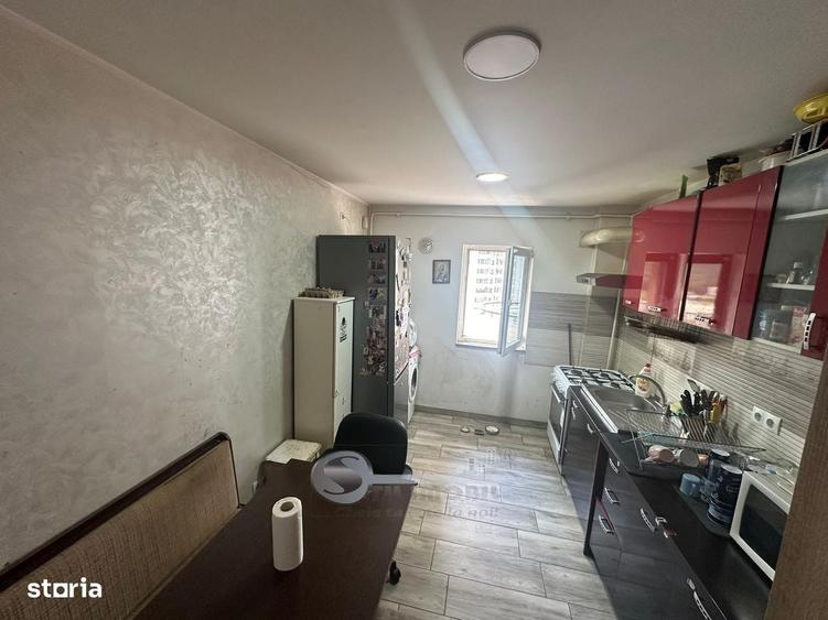 Apartament cu 4 camere decomandat în Nicolina
